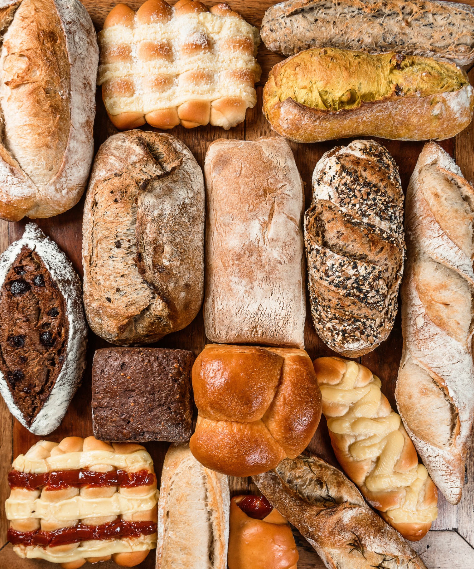 Variedade de pães artesanais da Grâu
